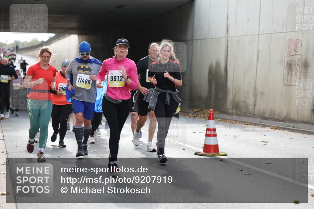 05.10.2025 - 20. swb-Marathon Bremen Michael Strokosch http://msf.ph/oto/9207919 05.10.2025 11:02:42 Laufen 11405, 106, 11486, 9912, 00 meine-sportfotos.de
