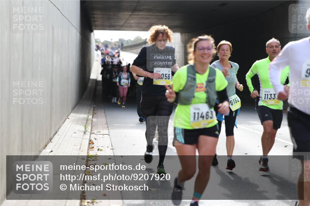 05.10.2025 - 20. swb-Marathon Bremen Michael Strokosch http://msf.ph/oto/9207920 05.10.2025 10:55:50 Laufen 936, 056, 11463, 9182, 1133 meine-sportfotos.de