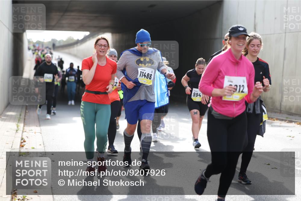 05.10.2025 - 20. swb-Marathon Bremen Michael Strokosch http://msf.ph/oto/9207926 05.10.2025 11:02:43 Laufen 11426, 11486, 994, 912 meine-sportfotos.de