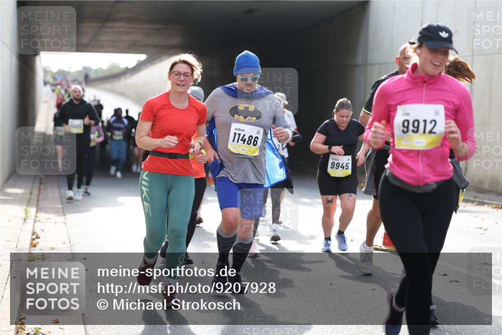 05.10.2025 - 20. swb-Marathon Bremen Michael Strokosch http://msf.ph/oto/9207928 05.10.2025 11:02:43 Laufen 11486, 9945, 9912 meine-sportfotos.de