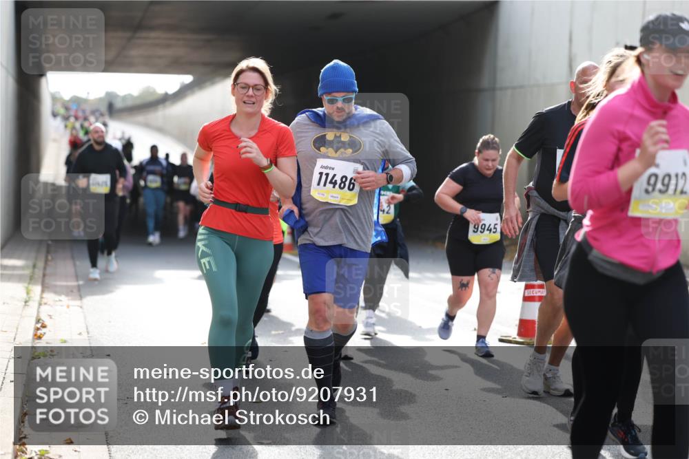 05.10.2025 - 20. swb-Marathon Bremen Michael Strokosch http://msf.ph/oto/9207931 05.10.2025 11:02:43 Laufen 11486, 9945, 9912 meine-sportfotos.de