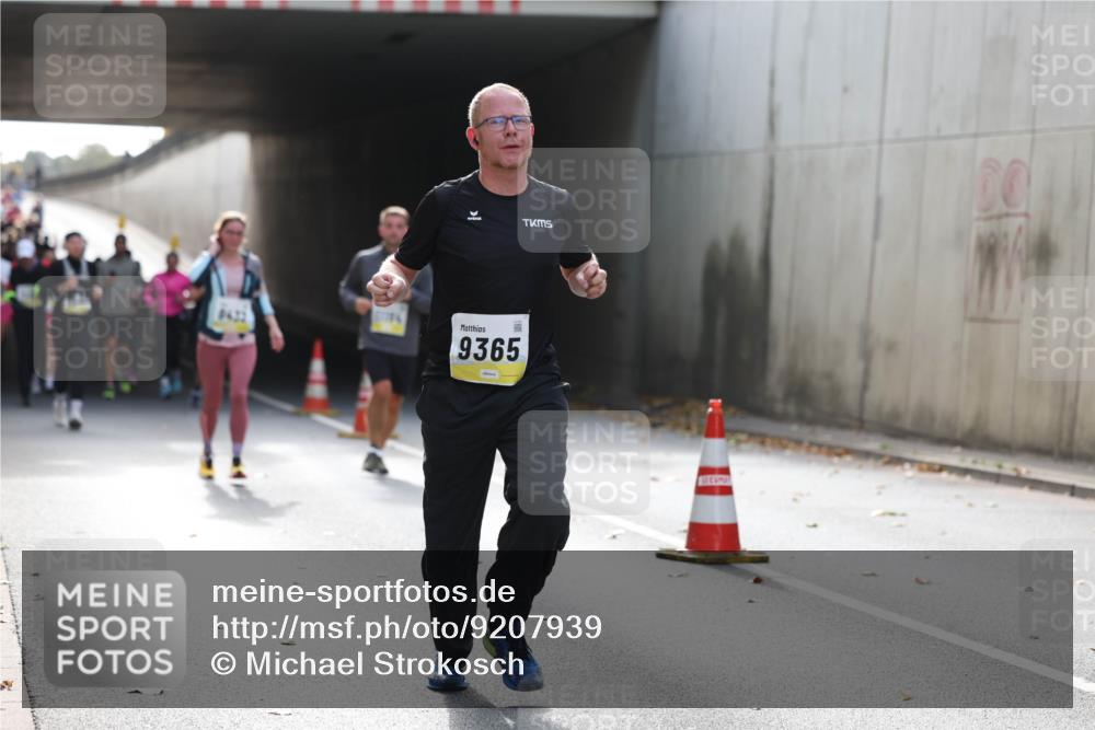 05.10.2025 - 20. swb-Marathon Bremen Michael Strokosch http://msf.ph/oto/9207939 05.10.2025 10:55:55 Laufen 9422, 9365 meine-sportfotos.de