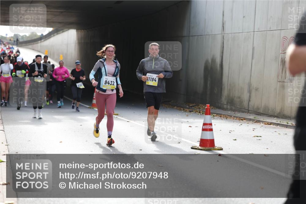 05.10.2025 - 20. swb-Marathon Bremen Michael Strokosch http://msf.ph/oto/9207948 05.10.2025 10:55:57 Laufen 10558, 1145, 0508, 938, 9432, 11194 meine-sportfotos.de