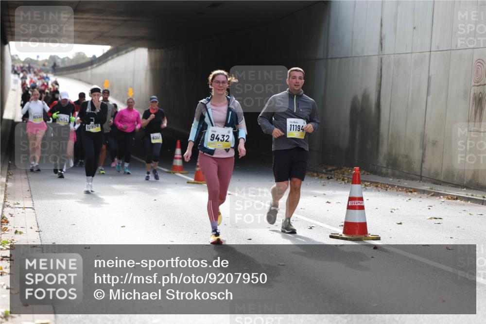 05.10.2025 - 20. swb-Marathon Bremen Michael Strokosch http://msf.ph/oto/9207950 05.10.2025 10:55:57 Laufen 1055, 1454, 10508, 936, 9432, 11194 meine-sportfotos.de