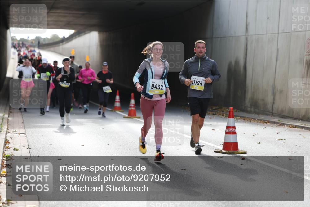 05.10.2025 - 20. swb-Marathon Bremen Michael Strokosch http://msf.ph/oto/9207952 05.10.2025 10:55:57 Laufen 114543, 4341, 9432, 11194 meine-sportfotos.de