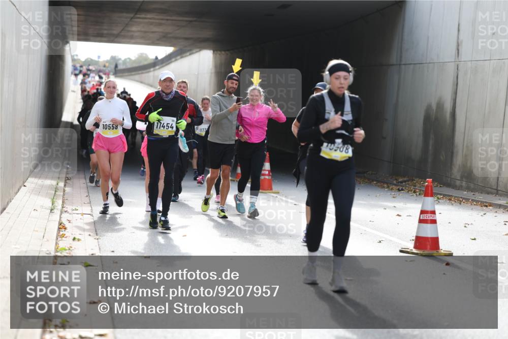 05.10.2025 - 20. swb-Marathon Bremen Michael Strokosch http://msf.ph/oto/9207957 05.10.2025 10:56:01 Laufen 11454, 1173, 10558, 0508 meine-sportfotos.de
