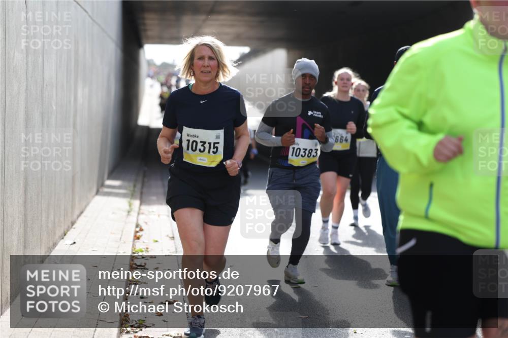 05.10.2025 - 20. swb-Marathon Bremen Michael Strokosch http://msf.ph/oto/9207967 05.10.2025 11:02:54 Laufen 10315, 10383, 664 meine-sportfotos.de
