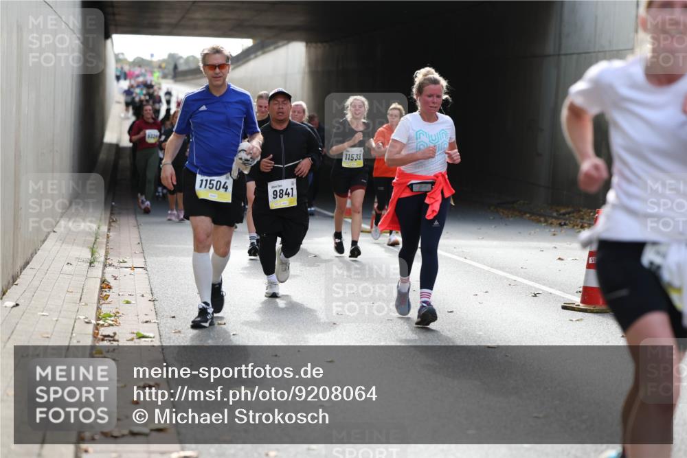 05.10.2025 - 20. swb-Marathon Bremen Michael Strokosch http://msf.ph/oto/9208064 05.10.2025 10:56:22 Laufen 8324, 11504, 9841, 11538 meine-sportfotos.de