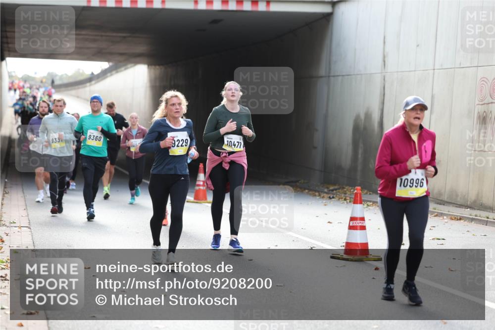 05.10.2025 - 20. swb-Marathon Bremen Michael Strokosch http://msf.ph/oto/9208200 05.10.2025 10:56:52 Laufen 9360, 933, 9229, 10471, 105, 10996 meine-sportfotos.de