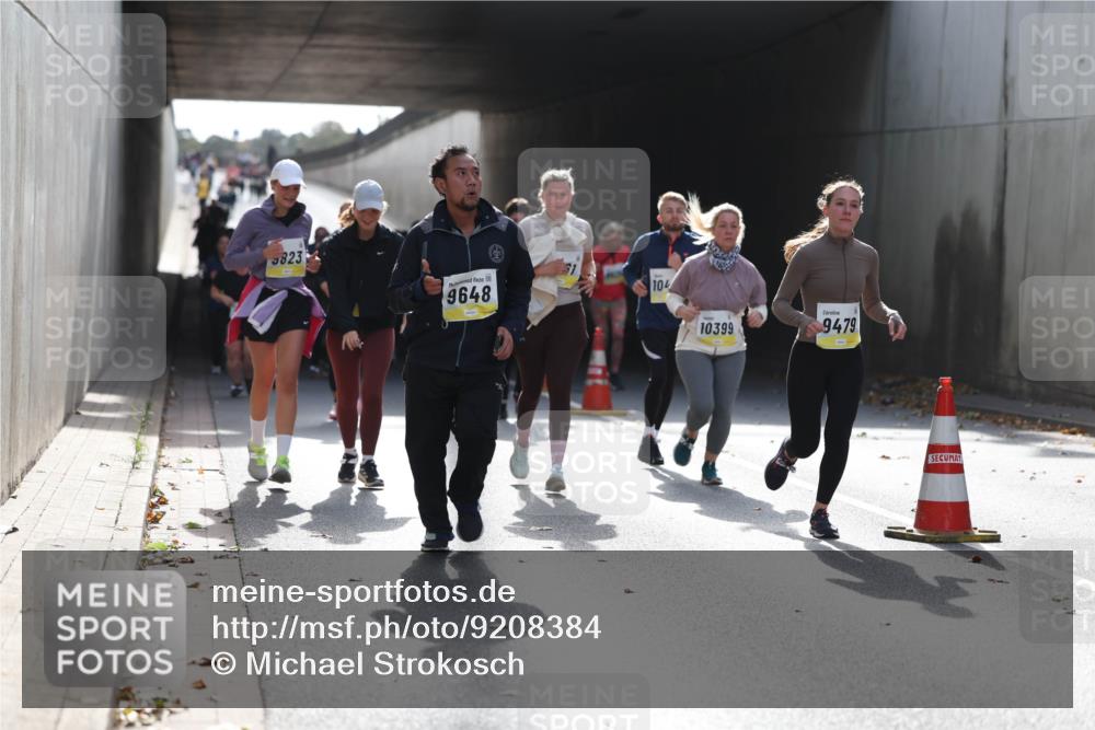 05.10.2025 - 20. swb-Marathon Bremen Michael Strokosch http://msf.ph/oto/9208384 05.10.2025 11:04:21 Laufen 3823, 9648, 104, 10399, 9479 meine-sportfotos.de