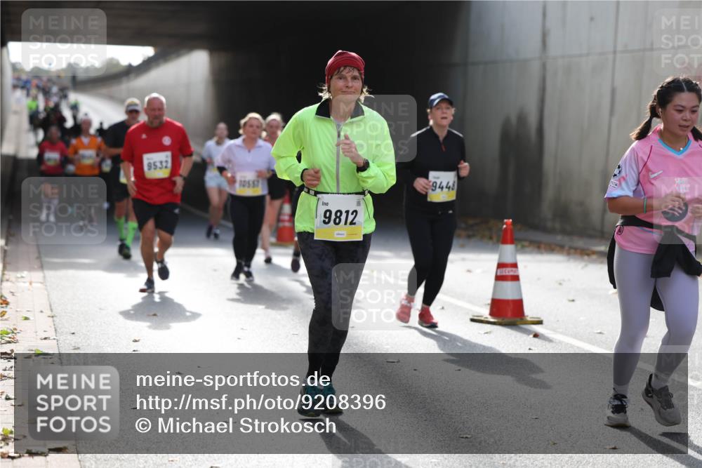 05.10.2025 - 20. swb-Marathon Bremen Michael Strokosch http://msf.ph/oto/9208396 05.10.2025 10:57:43 Laufen 9532, 9812, 9448 meine-sportfotos.de