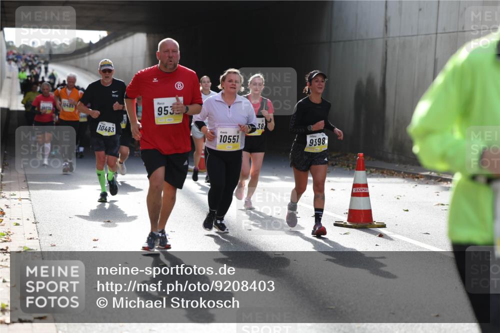 05.10.2025 - 20. swb-Marathon Bremen Michael Strokosch http://msf.ph/oto/9208403 05.10.2025 10:57:45 Laufen 10485, 10483, 953, 10551, 38, 9398 meine-sportfotos.de