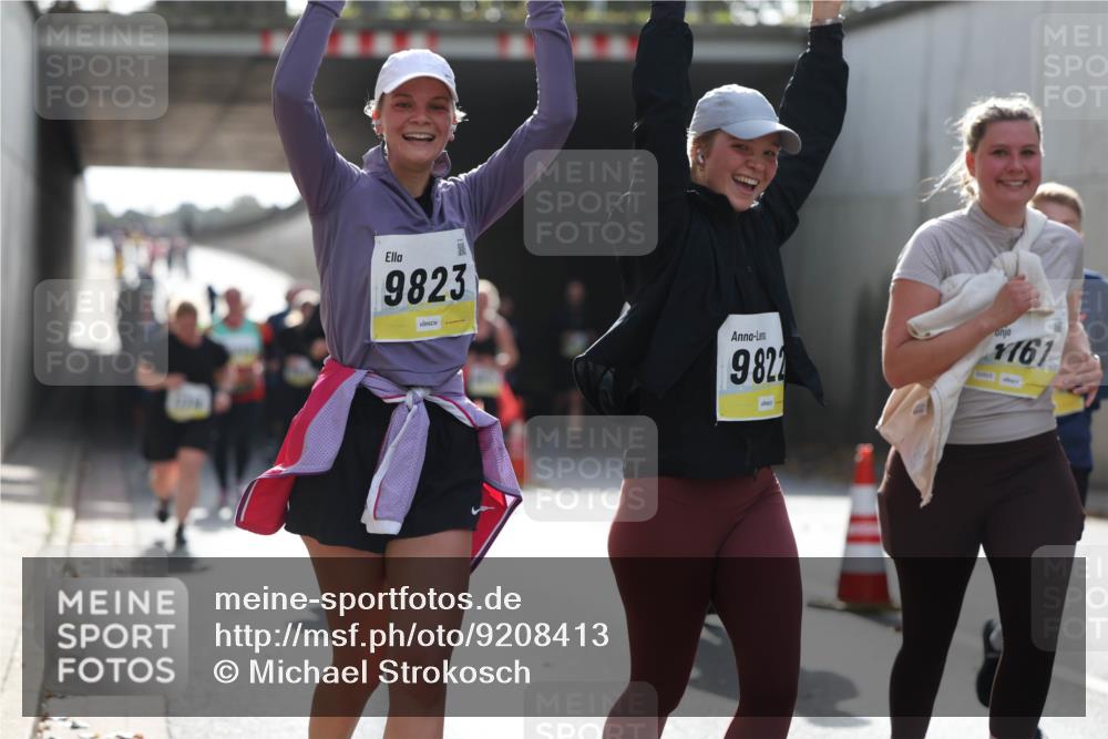 05.10.2025 - 20. swb-Marathon Bremen Michael Strokosch http://msf.ph/oto/9208413 05.10.2025 11:04:25 Laufen 9823, 9822, 1161 meine-sportfotos.de