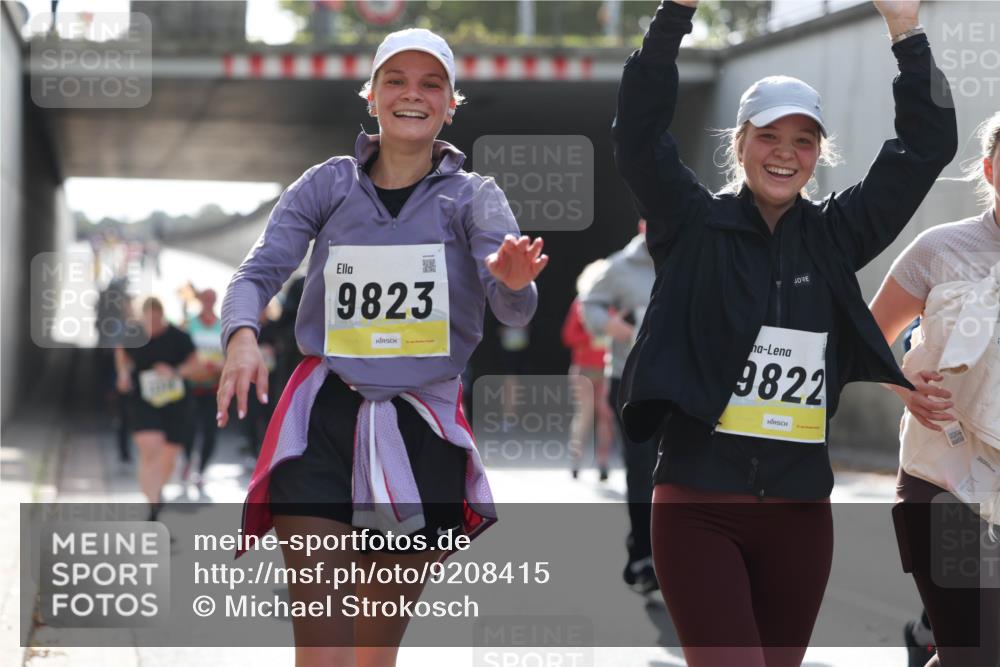 05.10.2025 - 20. swb-Marathon Bremen Michael Strokosch http://msf.ph/oto/9208415 05.10.2025 11:04:25 Laufen 9823, 9822 meine-sportfotos.de
