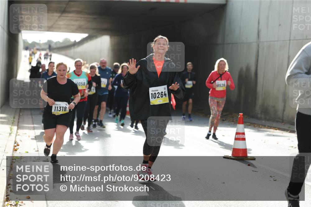 05.10.2025 - 20. swb-Marathon Bremen Michael Strokosch http://msf.ph/oto/9208423 05.10.2025 11:04:27 Laufen 11318, 0058, 10264, 9526 meine-sportfotos.de
