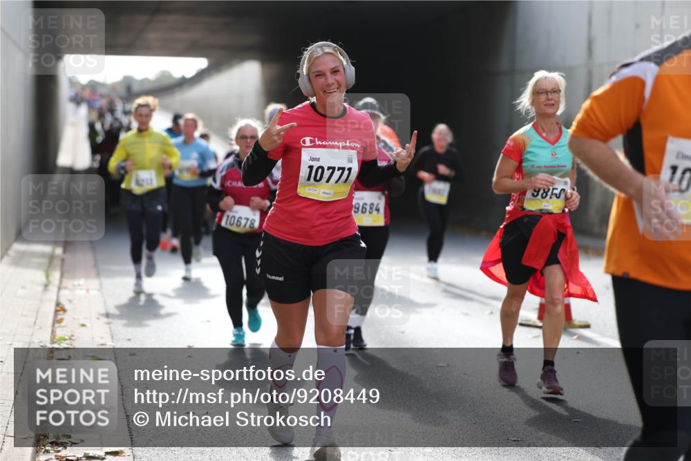 05.10.2025 - 20. swb-Marathon Bremen Michael Strokosch http://msf.ph/oto/9208449 05.10.2025 10:57:53 Laufen 10678, 10771, 02154, 9684, 9858, 10 meine-sportfotos.de
