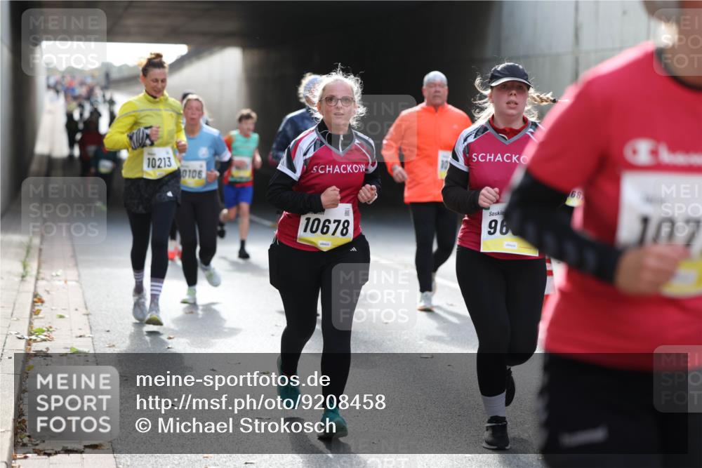 05.10.2025 - 20. swb-Marathon Bremen Michael Strokosch http://msf.ph/oto/9208458 05.10.2025 10:57:54 Laufen 10213, 0106, 10678, 96, 68, 107 meine-sportfotos.de