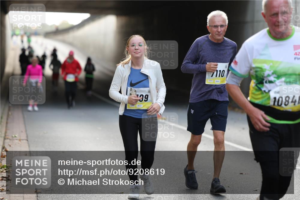 05.10.2025 - 20. swb-Marathon Bremen Michael Strokosch http://msf.ph/oto/9208619 05.10.2025 11:08:33 Laufen 09, 02404, 7110, 42, 1084 meine-sportfotos.de