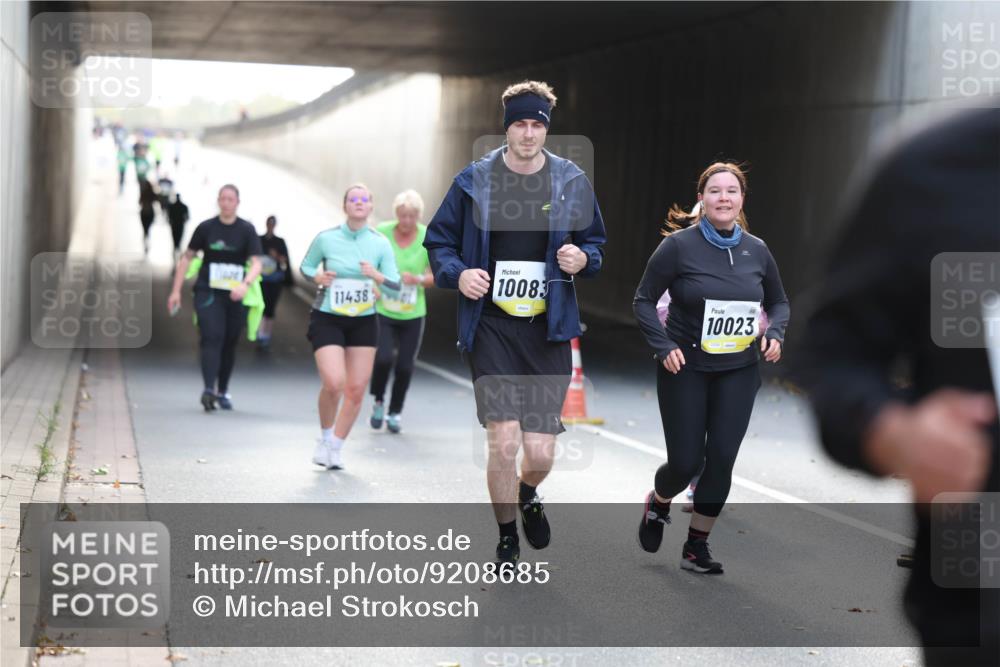 05.10.2025 - 20. swb-Marathon Bremen Michael Strokosch http://msf.ph/oto/9208685 05.10.2025 11:08:54 Laufen 11438, 10083, 10023 meine-sportfotos.de