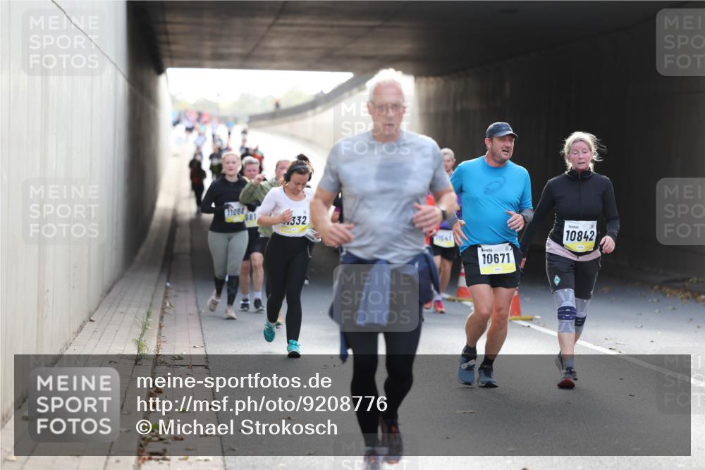 05.10.2025 - 20. swb-Marathon Bremen Michael Strokosch http://msf.ph/oto/9208776 05.10.2025 11:06:44 Laufen 11068, 981, 332, 71541, 10671, 10842 meine-sportfotos.de