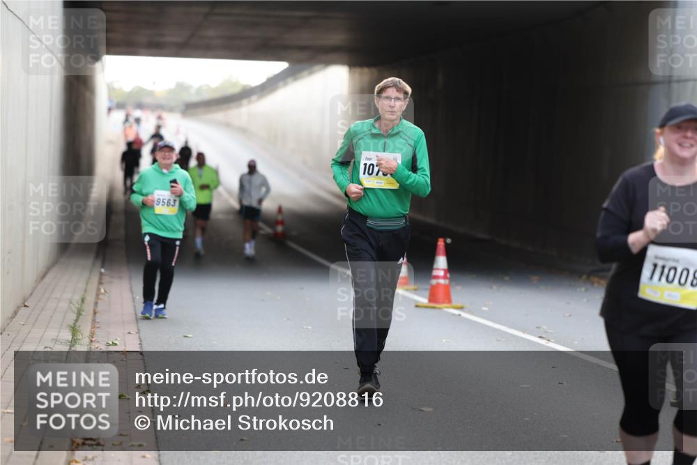 05.10.2025 - 20. swb-Marathon Bremen Michael Strokosch http://msf.ph/oto/9208816 05.10.2025 11:09:33 Laufen 9563, 107, 11008 meine-sportfotos.de