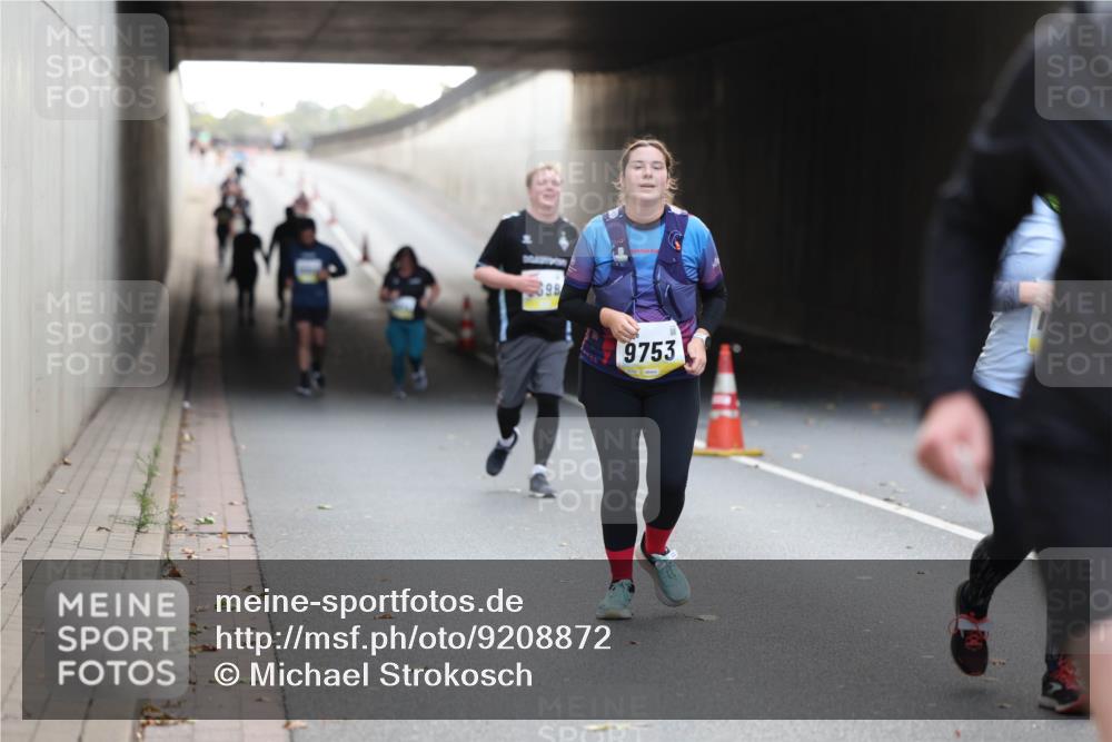05.10.2025 - 20. swb-Marathon Bremen Michael Strokosch http://msf.ph/oto/9208872 05.10.2025 11:09:50 Laufen 698, 9753 meine-sportfotos.de