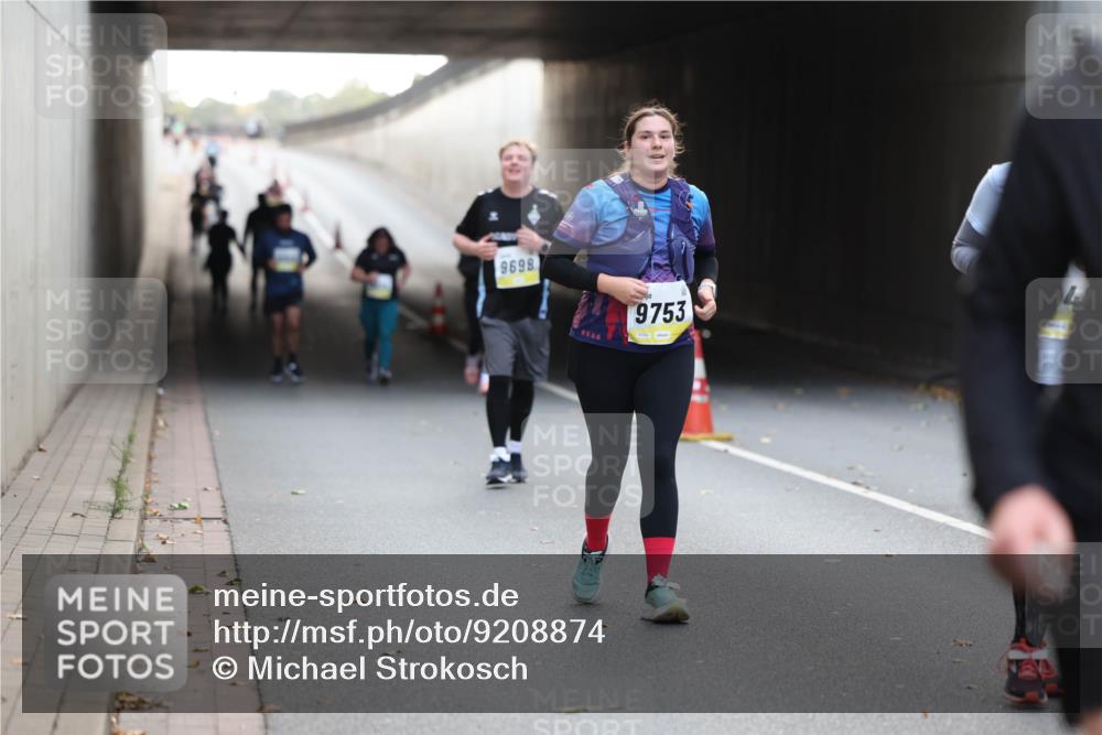 05.10.2025 - 20. swb-Marathon Bremen Michael Strokosch http://msf.ph/oto/9208874 05.10.2025 11:09:50 Laufen 9698, 9753 meine-sportfotos.de