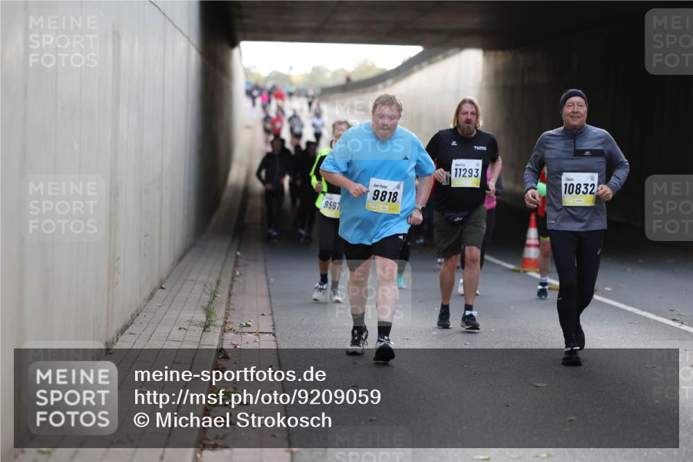 05.10.2025 - 20. swb-Marathon Bremen Michael Strokosch http://msf.ph/oto/9209059 05.10.2025 11:07:47 Laufen 9567, 9818, 11293, 10832 meine-sportfotos.de