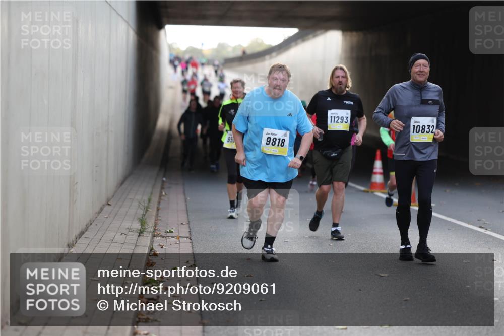 05.10.2025 - 20. swb-Marathon Bremen Michael Strokosch http://msf.ph/oto/9209061 05.10.2025 11:07:47 Laufen 9818, 11293, 10832 meine-sportfotos.de