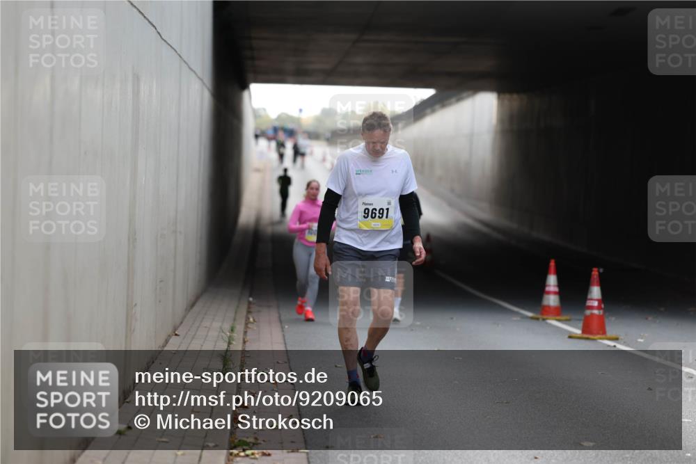 05.10.2025 - 20. swb-Marathon Bremen Michael Strokosch http://msf.ph/oto/9209065 05.10.2025 11:11:02 Laufen 9691 meine-sportfotos.de