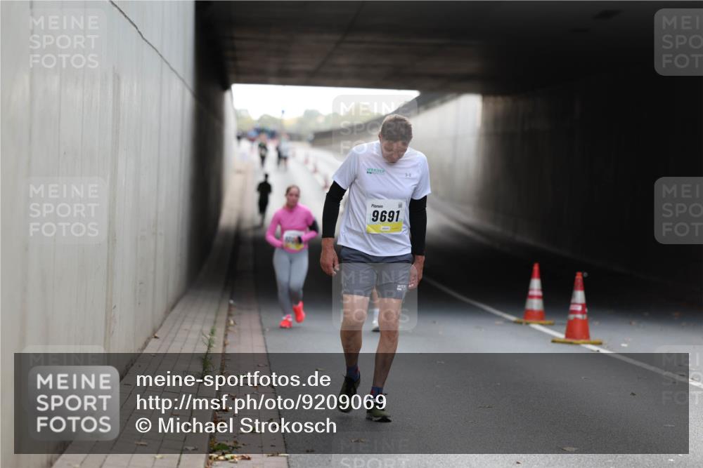 05.10.2025 - 20. swb-Marathon Bremen Michael Strokosch http://msf.ph/oto/9209069 05.10.2025 11:11:03 Laufen 9691 meine-sportfotos.de