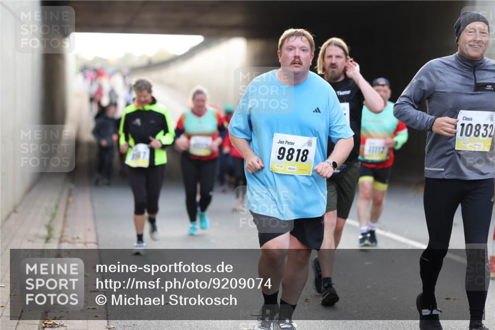 05.10.2025 - 20. swb-Marathon Bremen Michael Strokosch http://msf.ph/oto/9209074 05.10.2025 11:07:49 Laufen 9818, 02168, 10832, 02171 meine-sportfotos.de