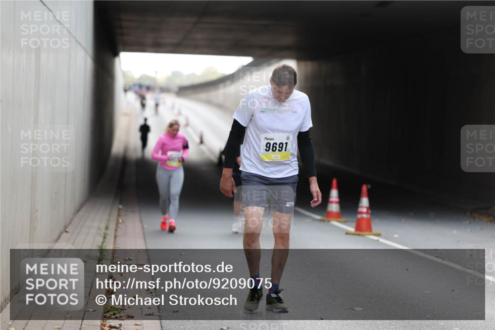 05.10.2025 - 20. swb-Marathon Bremen Michael Strokosch http://msf.ph/oto/9209075 05.10.2025 11:11:04 Laufen 9691 meine-sportfotos.de