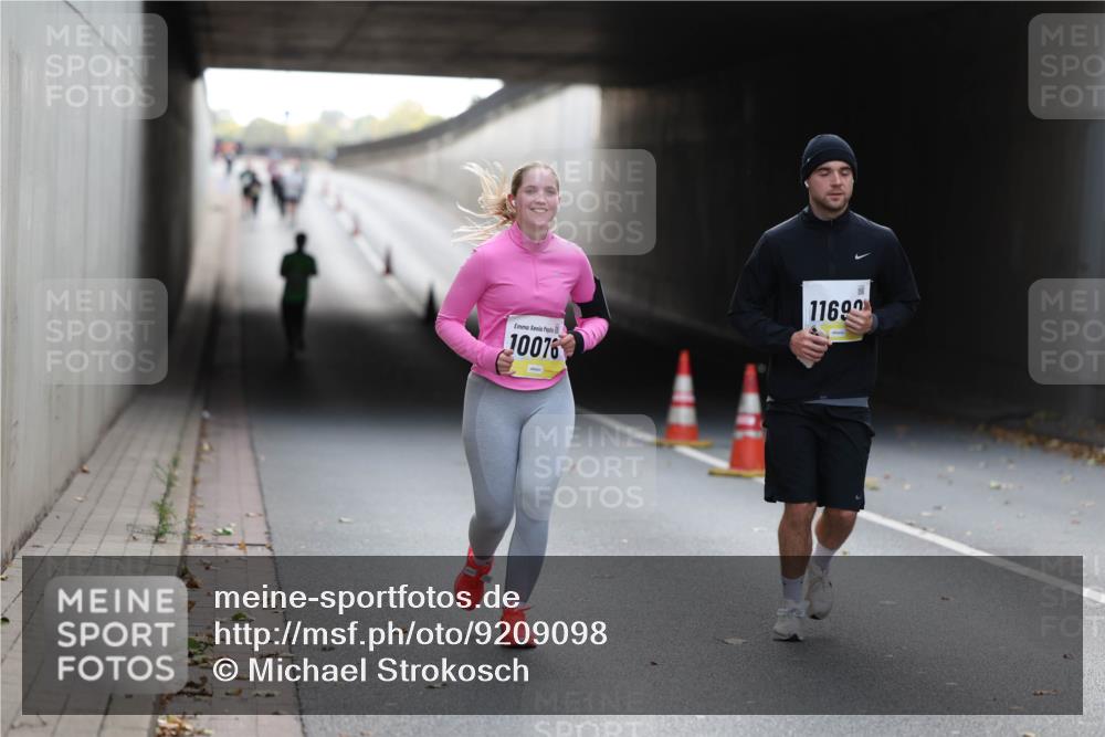 05.10.2025 - 20. swb-Marathon Bremen Michael Strokosch http://msf.ph/oto/9209098 05.10.2025 11:11:09 Laufen 10076, 11699 meine-sportfotos.de