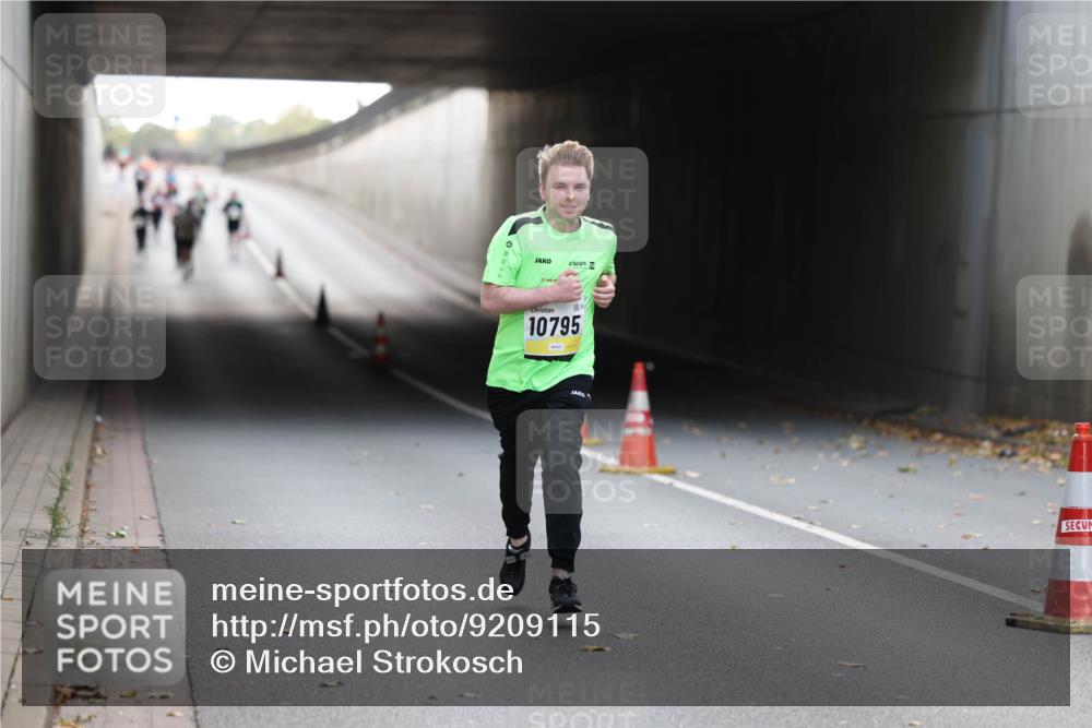 05.10.2025 - 20. swb-Marathon Bremen Michael Strokosch http://msf.ph/oto/9209115 05.10.2025 11:11:20 Laufen 10, 10795 meine-sportfotos.de