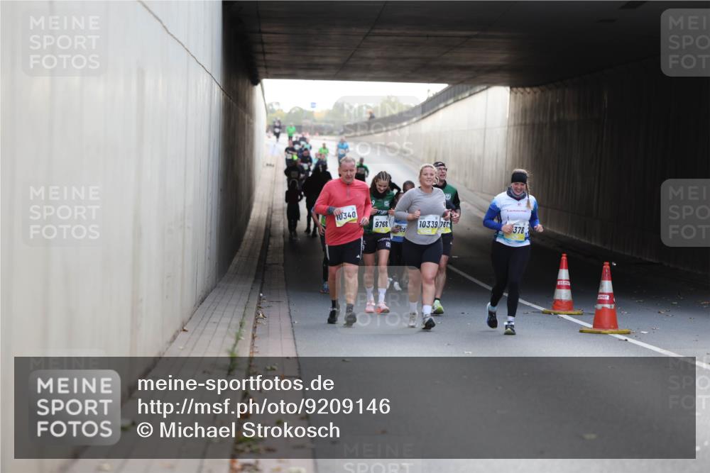 05.10.2025 - 20. swb-Marathon Bremen Michael Strokosch http://msf.ph/oto/9209146 05.10.2025 11:08:18 Laufen 10340, 9768, 10339, 767, 09, 378 meine-sportfotos.de