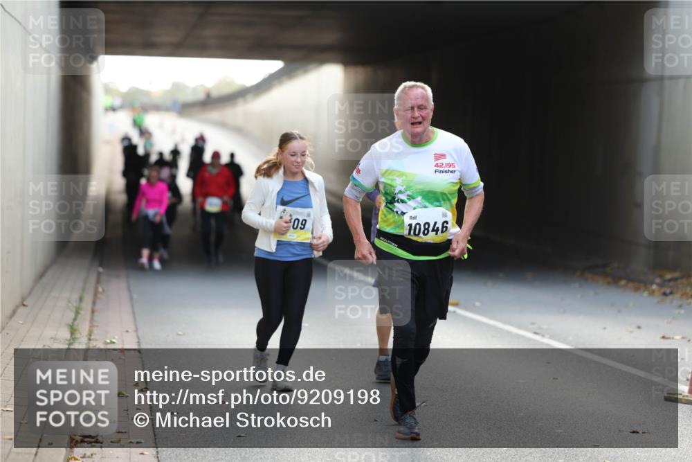 05.10.2025 - 20. swb-Marathon Bremen Michael Strokosch http://msf.ph/oto/9209198 05.10.2025 11:08:30 Laufen 09, 42, 195, 10846 meine-sportfotos.de