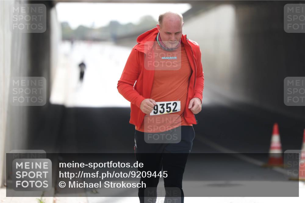 05.10.2025 - 20. swb-Marathon Bremen Michael Strokosch http://msf.ph/oto/9209445 05.10.2025 11:18:07 Laufen 9352 meine-sportfotos.de