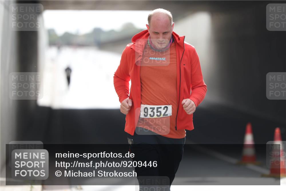 05.10.2025 - 20. swb-Marathon Bremen Michael Strokosch http://msf.ph/oto/9209446 05.10.2025 11:18:08 Laufen 9352 meine-sportfotos.de