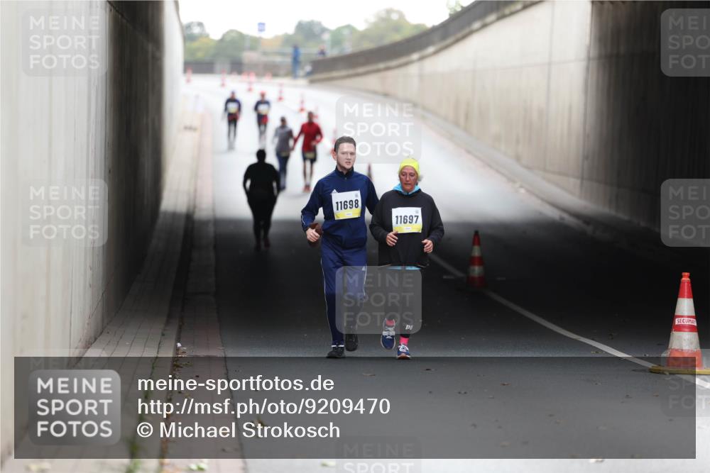 05.10.2025 - 20. swb-Marathon Bremen Michael Strokosch http://msf.ph/oto/9209470 05.10.2025 11:19:30 Laufen 11698, 11697 meine-sportfotos.de