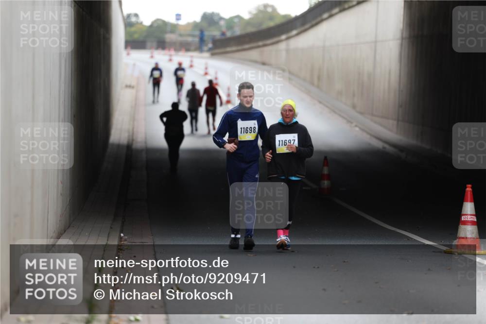 05.10.2025 - 20. swb-Marathon Bremen Michael Strokosch http://msf.ph/oto/9209471 05.10.2025 11:19:31 Laufen 11698, 11697 meine-sportfotos.de