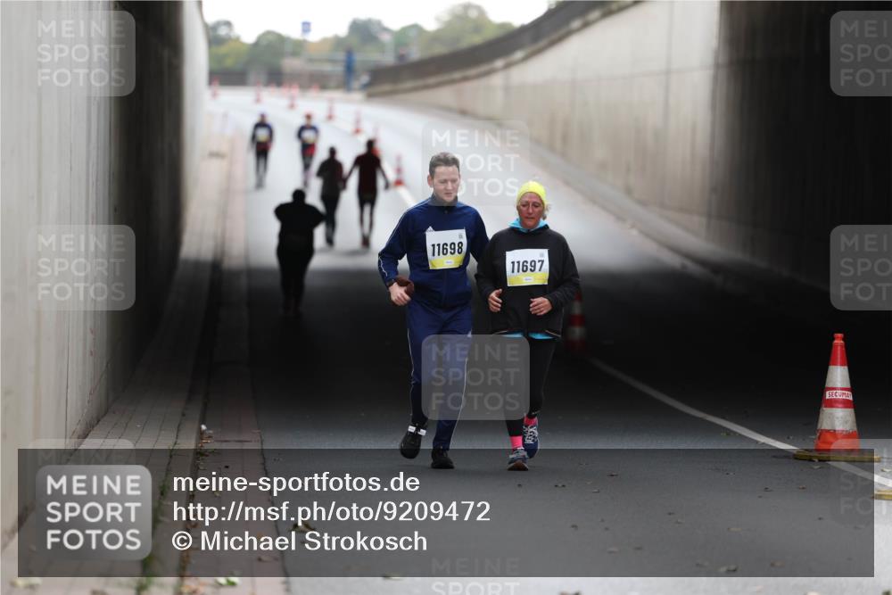 05.10.2025 - 20. swb-Marathon Bremen Michael Strokosch http://msf.ph/oto/9209472 05.10.2025 11:19:32 Laufen 11698, 11697 meine-sportfotos.de
