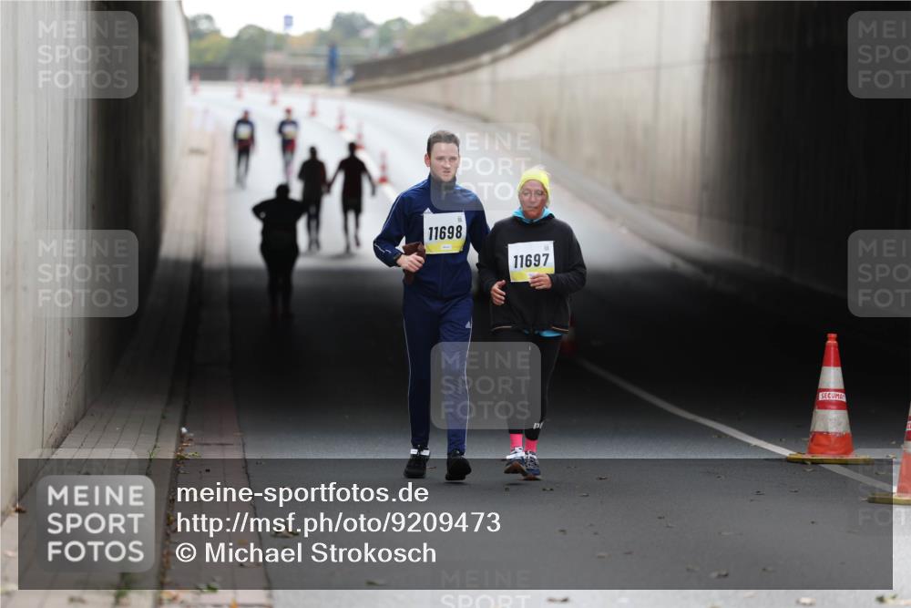 05.10.2025 - 20. swb-Marathon Bremen Michael Strokosch http://msf.ph/oto/9209473 05.10.2025 11:19:32 Laufen 11698, 11697 meine-sportfotos.de