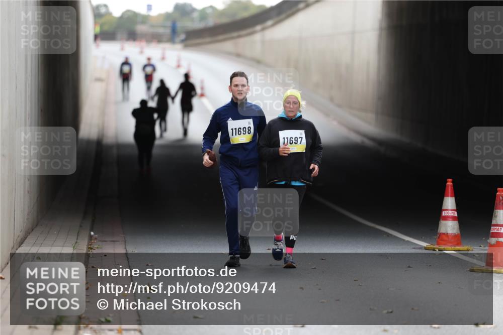 05.10.2025 - 20. swb-Marathon Bremen Michael Strokosch http://msf.ph/oto/9209474 05.10.2025 11:19:33 Laufen 11698, 11697 meine-sportfotos.de