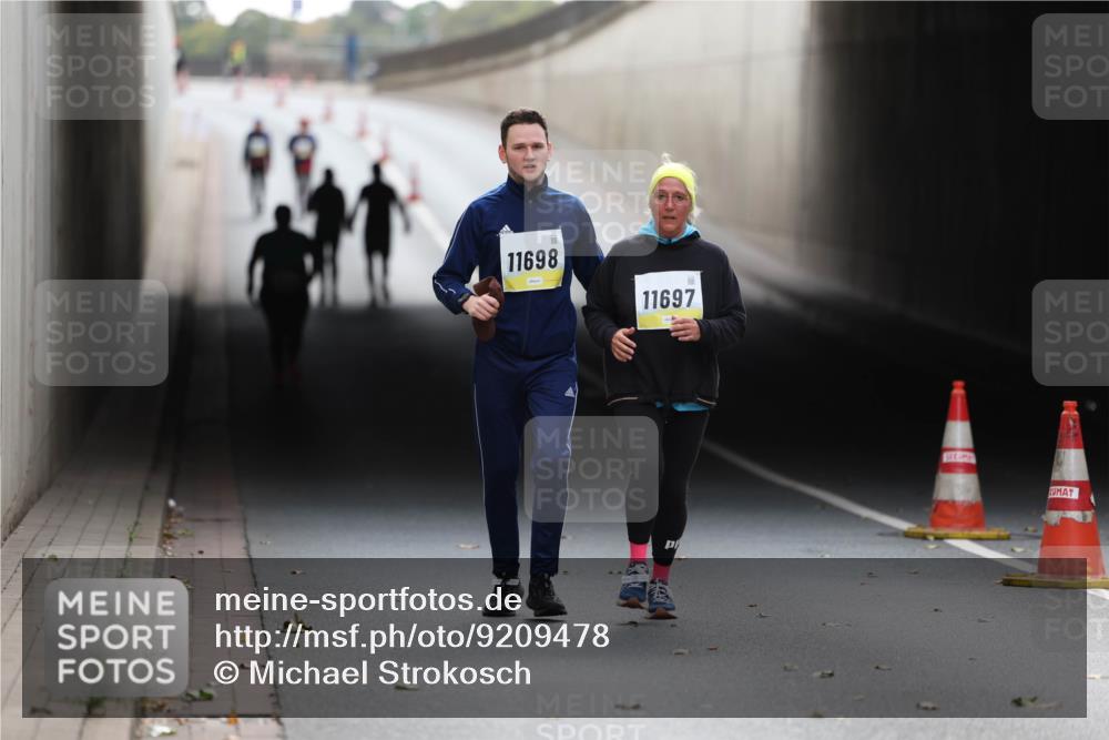 05.10.2025 - 20. swb-Marathon Bremen Michael Strokosch http://msf.ph/oto/9209478 05.10.2025 11:19:35 Laufen 11698, 11697 meine-sportfotos.de