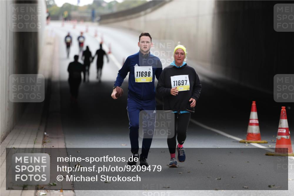 05.10.2025 - 20. swb-Marathon Bremen Michael Strokosch http://msf.ph/oto/9209479 05.10.2025 11:19:35 Laufen 11698, 11697 meine-sportfotos.de
