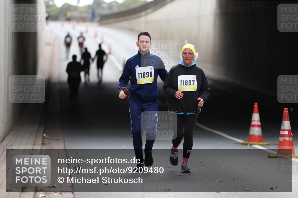 05.10.2025 - 20. swb-Marathon Bremen Michael Strokosch http://msf.ph/oto/9209480 05.10.2025 11:19:35 Laufen 11698, 11697 meine-sportfotos.de