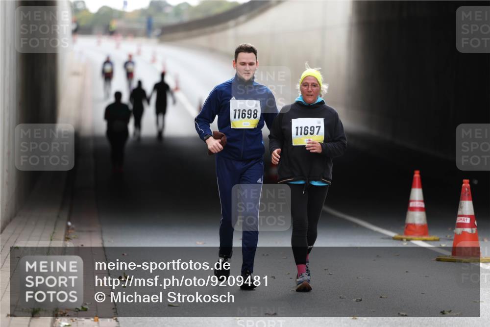 05.10.2025 - 20. swb-Marathon Bremen Michael Strokosch http://msf.ph/oto/9209481 05.10.2025 11:19:35 Laufen 11698, 11697 meine-sportfotos.de