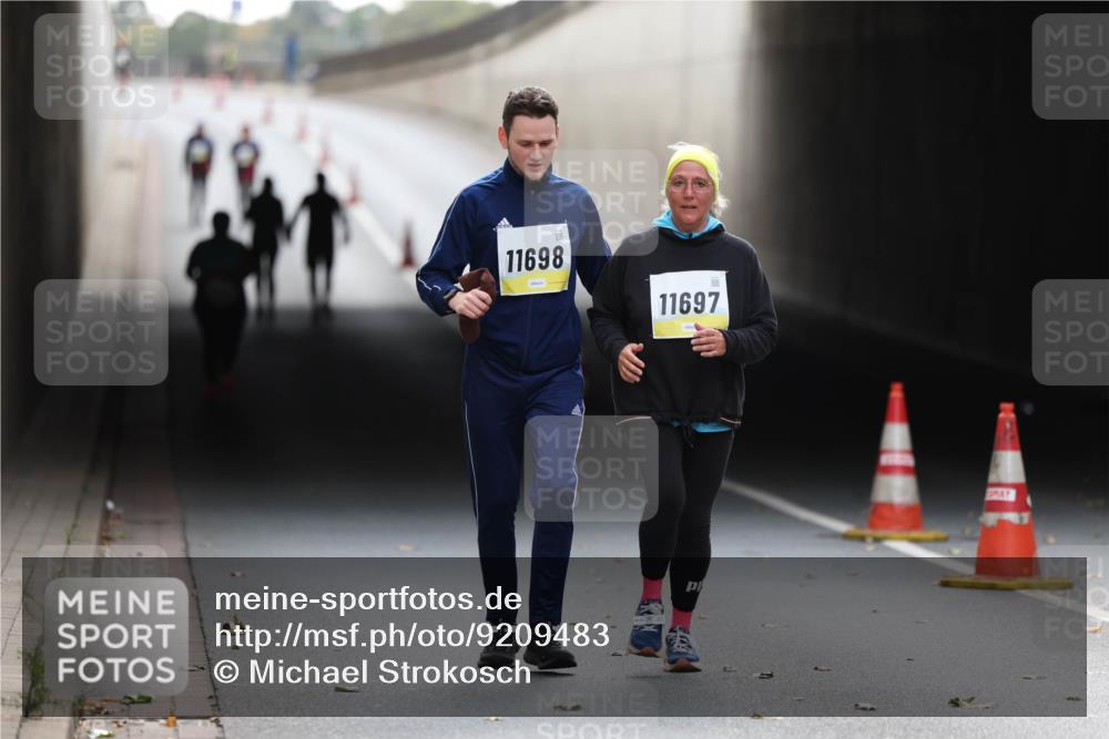 05.10.2025 - 20. swb-Marathon Bremen Michael Strokosch http://msf.ph/oto/9209483 05.10.2025 11:19:36 Laufen 11698, 11697 meine-sportfotos.de
