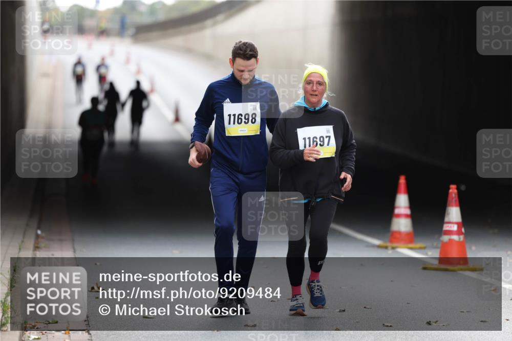 05.10.2025 - 20. swb-Marathon Bremen Michael Strokosch http://msf.ph/oto/9209484 05.10.2025 11:19:36 Laufen 11698, 11697 meine-sportfotos.de